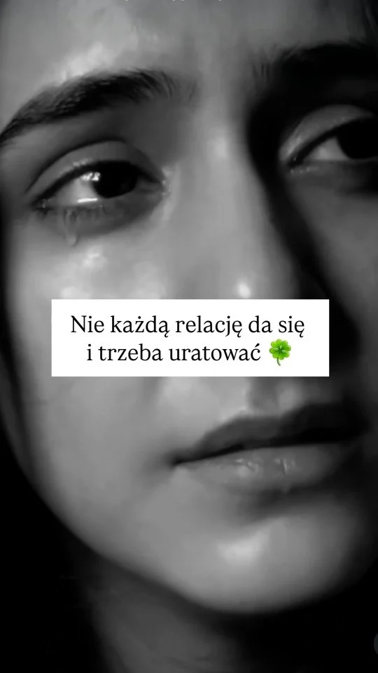 Nie każdą relację da się uratować… i wcale nie musisz tego robić 💔

Trzymasz się tej relacji z całych sił… bo boisz się pustki.
Bo myślisz: „lepiej być z kimś niż samej”.
Ale czy naprawdę?

❗Bycie z kimś na siłę, z lęku przed samotnością, to czasem większa samotność niż spanie w pustym łóżku 😞

Nie da się ulepić z drugiego człowieka „tego jedynego” 🧩
Nie da się zmusić kogoś, by Cię kochał tak, jak potrzebujesz ❤️‍🩹
Nie da się być szczęśliwą, jeśli codziennie tłumisz łzy i milczysz, by „nie psuć atmosfery” 🤐

Czy naprawdę na to zasługujesz? Tego chcesz?

Samotność nie zaczyna się wtedy, gdy nikogo nie ma obok.
Zaczyna się wtedy, gdy obok ktoś jest, a Ty i tak czujesz się niewidzialna… 🕳️

Ale hej! Zatrzymaj się na chwilę.
Weź głęboki oddech… i przypomnij sobie:

Masz siebie
Masz swój świat
Masz swoje marzenia ✨
Masz pasje, siłę
Masz przyjaciółki, rodzinę, wsparcie – nawet jeśli o tym zapomniałaś ❤️‍🔥

Bycie samej nie równa się byciu samotną.
Czasem dopiero wtedy zaczynasz naprawdę żyć.

Nie musisz już nikogo „naprawiać” 🧩
Nie musisz udawać, że wszystko jest OK.
Nie musisz zadowalać wszystkich kosztem siebie ❌

Zamiast trwać w czymś, co Cię wypala…
Zrób coś dla siebie.
Postaw granicę. Odzyskaj spokój.
Nie dlatego, że jesteś twarda – ale dlatego, że zasługujesz na coś więcej

I pamiętaj:
Czasem odejście to nie porażka. To wyraz miłości do samej siebie✨️

👉Jeśli to czytasz i czujesz, że to o Tobie, zaobserwuj mnie.
Tutaj dostaniesz wsparcie, wskazówki i siłę, by przejść przez ten trudny czas z głową podniesioną do góry 🌱

👉Daj znać w komentarzu:
Co boli bardziej – bycie samej, czy bycie z kimś, przy kim czujesz się samotna?
Jestem tu. I widzę Cię. Zawsze✨️

#rozstanie #relacje #wsparcie #sentencja #inspiracja #cytatnadziś #kryzys #rozwód #rozwódbezstrachu
#cytaty #cytatymotywacyjne #szczęście #sentencja #odwaga #silnakobieta #psychologia #nowaja #miłośćdosiebie #kobietyinspirująkobiety #kobietaszczęsliwa #kochamsiebie #pewnośćsiebie #motywacja #motywacjadodziałania #rozwój #rozwójosobisty #świadomość #kobietapo30 #kobietapo40 #nowypoczątek